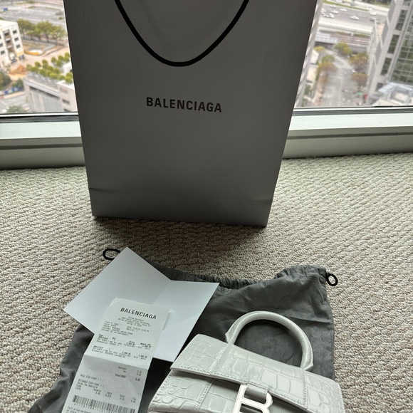 Balenciaga bag, never been use com with dust bag and have original receipt. - Picture 3 of 3